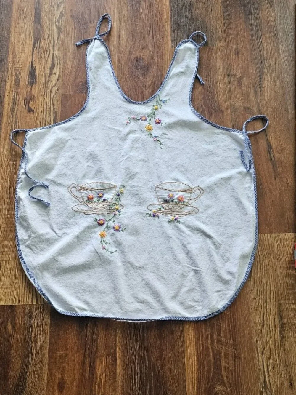 Vintage Embroidered Apron Tea Cup Teacup Pockets Flowers Floral EUC